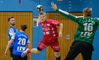 An der Braker Deckung vorbei: TSG-Spieler Frederik Galling beim Torwurf im Testspiel gegen den TuS. Foto: Andreas Zobe - Foto: Andreas Zobe/NW