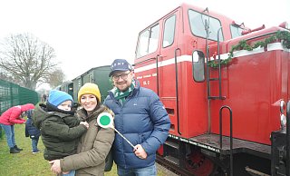 Lex (2) unternahm an Heiligabend seine erste Bahnfahrt und wurde von seinen Eltern Loretta und Jannik Schimschal begleitet. - Joern Spreen-Ledebur