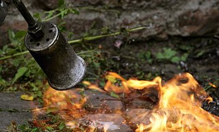 Beim Entfernen von Unkraut hat eine Frau aus Schloß Holte-Stukenbrock kürzlich eine Hecke und mehrere Gartengeräte wie ein Trampolin in Brand gesteckt. Feuerwehr-Leiter Hans-Joachim Koch aus Gütersloh: Finger weg von Abflammgeräten! - Symbolfoto/picture alliance