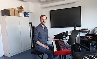 Björn Bockfeld im Unterrichtsraum am Keyboard. - Judith Gladow