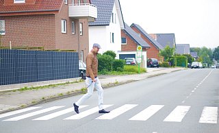 Mehr Fußgängerüberwege wie diesen wünscht der Bünder sich, damit Kinder auch an den anderen Buhaltestellen an der Straße sicher zum Schulbus kommen. - Jessica Eberle