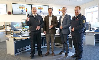 Daniel Wulf (Leiter der Kreisleitstelle; v. l.), Landrat Michael Stickeln, Matthias Kämpfer (Leiter des Fachbereichs für Öffentliche Sicherheit beim Kreis), Stefan Nostitz (Leiter der Abteilung Feuer-, Katastrophen- und Zivilschutz beim Kreis). - Kreis Höxter