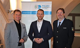 Behördenleiter Landrat Michael Stickeln (l.) und der Abteilungsleiter Polizei, Polizeidirektor Christian Brenski, (r.) begrüßen Kriminalrat Daniel Vogel in Höxter. - Polizei Höxter