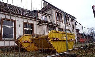 Die Baustelle ist eingerichtet: Die Entkernungsarbeiten am Bahnhof Bruchmühlen sind gestartet. - Niklas Krämer
