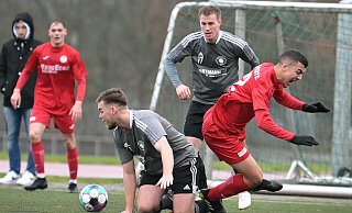 Für die Kicker des VfB Fichte, hier gegen den TuS Tengern (graue Trikots) ging es bisher mehr ab als auf. - Uwe Kleinschmidt