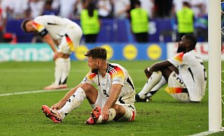 Deutschlands Spieler Joshua Kimmich (l-r), Niclas Füllkrug und Antonio Rüdiger reagieren nach dem Schlusspfiff. - Christian Charisius
