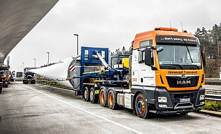 Ein Schwertransporter der Firma Universal-Transport mit einem Bauteil für eine Windkraftanlage. An vielen Raststätten fehlen Parkplätze für solche Schwertransporte. - Universal Transport