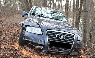 Das Auto kam in der Böschung zum Stillstand. - Polizei Minden-Lübbecke