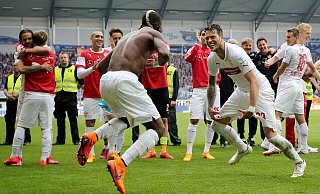 Stuttgarts Siegtorschütze Daniel Ginczek (r.) und sein Teamkollege Serey Dié baten am 23. Mai 2015 nach dem Klassenerhalt in Paderborn zum Tanz. - Imago Images