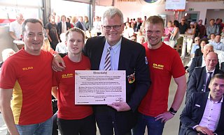 Als Auszeichnung für sein unermüdliches Engagement erhielt Dirk Kleeschulte (3. v. r.) von seinen Mitstreitern (v. l.) Andreas Schwarz, Josef Wellen und Finn Kleeschulte eine Ehrentafel, die ans Gebäude angebracht wird. - Johannes Büttner