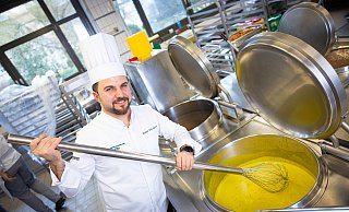 Maher Qusim an den riesigen, bis zu 500 Liter fassenden Töpfen in der Großküche des Klinikums Mitte. - Mike-Dennis Müller / www.mdm.photo
