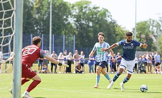 DSC-Neuzugang André Becker trifft zum 1:0 für Arminia Bielefeld. - Oliver Krato DSC-Neuzugang André Becker trifft zum 1:0 für Arminia Bielefeld. - Oliver Krato