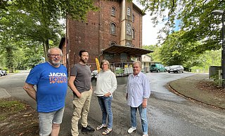 Anlieger Siegfried Friese (v.l.), möchte zusammen mit Oliver Mruk, Monika Kellner und Heidi Schappler erreichen, dass die Straße Am Parkbad nicht mehr illegal als Ausweichstrecke für die gesperrte Buschstraße herhalten muss. - Matthias Gans