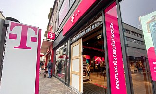 In der Nacht wurde die Eingangstür des Geschäfts mit einem Gullydeckel zerstört. - Niklas Tüns