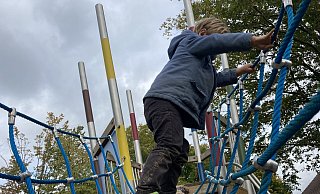 So funktioniert's: Mit seitlichem Gang und nur einem Halteseil bewältigt unser Tester auch den Übergang zwischen den Türmen. - Felix Eisele