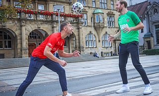 Theesens Ole Schürmann (l.) und Dornbergs Jannis Bölt lassen den Ball fürs Foto auch im Zentrum von Bielefeld tanzen. - Sarah Jonek