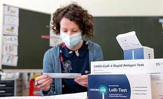 Die Lolli-Tests sind einfach, bereiten der Stadt aber auch viel Arbeit. - picture alliance
