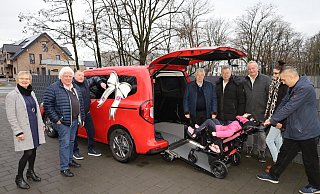 Die achtjährige Maria, ihre Eltern (r.) und die Teilhabe-Fachberaterin Jutta Vormberg (l.) freuen sich über die Auto-Spende der „Hövelsteiner“ (v. l.) Reinhard Berenbrinker, Johannes Meier, Vorsitzender Hermann-Josef Hüser, Günter Krukenmeier und Christian Pollmeier. - Regina Brucksch