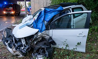 Die Fahrerin dieses Wagens wurde schwer verletzt. - Feuerwehr Porta/Michael Horst