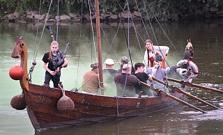 Dudelsack-Musik erklingt beim Anlegen der Skua in Höxter. - Thomas Kube