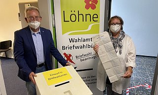 Ordnungsamtsleiter Paul Urban mit seiner Mitarbeiterin Bärbel Busch. - Dirk Windmöller