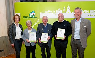 Vorsitzender Wolfgang Thorwesten (r.) und Geschäftsführerin Angelika Schäfer (l.) zeichneten (v. l.) Maria Küting, Heinrich Schulmeister und Udo Neisens jeweils für 25-jährige Mitgliedschaft im Verkehrsverein Hövelhof aus. - Ralph Meyer
