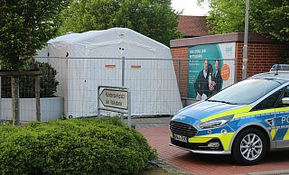 Rechts neben dem Zelt, mit dem die Polizei den Tatort abschirmt, steht das Trafo-Häuschen. Von dort drinnen schufen sich die Täter einen unterirdischen Zugang bis zur Volksbank. - Ekkehard Wind