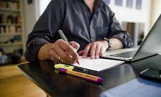 Wer gehört zur Presse und genießt deren Privilegien? Geht es nach dem Verwaltungsgericht Minden, dann auch Personen, die einen Youtube-Kanal betreiben. - Finn Winkler