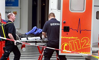 Der Rettungsdienst brachte den Arbeiter nach erster notärztlicher Behandlung ins Krankenhaus. - Symbolfoto: Andreas Zobe