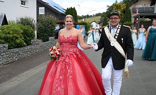 Das rote Königinnenkleid von Franziska Wegener begeistert beim Festzug durchs Dorf nicht nur König Patrick Finke. - Johannes Büttner