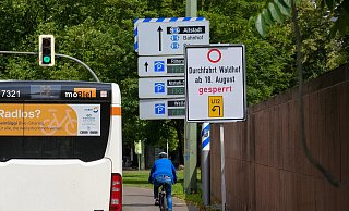 Wie hier an der Artur-Ladebeck-Straße stehen jetzt an mehreren Stellen Hinweistafeln, die die Verkehrsteilnehmer für die Veränderung im Bereich Waldhof sensibilisieren sollen. Für Radler gilt dies ausdrücklich nicht. - Andreas Zobe/NW