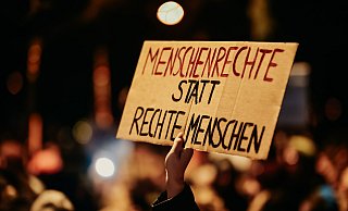 Tausende Menschen gehen in der Region gegen Rechtextremismus und für die Demokratie auf die Straße. Auch im Kreis Herford gibt es eine aktive rechte und rechtsextreme Szene. - BESIM MAZHIQI