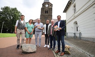 Sie setzen in diesem Jahr auf neuen Schwung beim Rehmer Markt: Christian Barnbeck (v.l), Karin Heimke, Bernd Bolte, Frank Helming, Rolf Althoff und Lars Bökenkröger. - Jörg Stuke