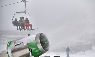 Im Sauerland sind am Wochenende mindestens 40 Lifte im Großteil der beschneiten Skigebiete geöffnet. - dpa
