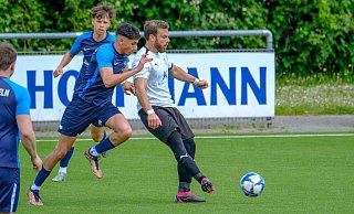 Die Ummelner (blaue Trikots) bedrängten die Eintracht-Kicker erfolgreich. - Andreas Zobe