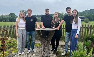 Die Regenten Niels Otto und Carina Razlaw zusammen mit Königsoffizier Max Kruse mit Hofdame Pia Müller und Königsoffizier Noah Dreier mit Hofdame Wiebke Torke. - Schützen
