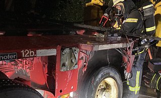 Nach einem Reifenplatzer brannte es an einem Schwertransporter auf der Autobahn 2. Die Freiwillige Feuerwehr Bad Salzuflen hat den Brand schnell unter Kontrolle gehabt. Foto: Feuerwehr Bad Salzuflen - Feuerwehr Bad Salzuflen