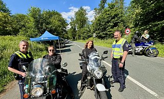 Zahlreiche Gespräche haben die Paderborner Polizeibeamten mit Motorradfahrern am Rehberg geführt. Hier sind die Beamten Andreas Drost (l.) und Rainer Hoberg im Dialog mit Theo van Gasteren und seiner Hövelhofer Partnerin Michaela Brunnert. Im HIntergrund erklärt auch Raphaela Baurichter einem Biker die neue Lage. - Jens Reddeker