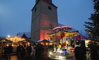 Zwischen Johanniskirche und Stadtsparkasse gab es im Herzen Rahdens an den Buden viel zu entdecken. Die "Dezemberträume" waren einmal mehr Treffpunkt der Rahdener und ihrer Gäste. - Joern Spreen-Ledebur