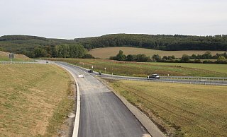 Die wieder freigegebene B1 zwischen Barntrup und Sonneborn, fotografiert vom neuen Barntruper Ostknoten aus. Weil es dort seit der Öffnung vermehrt zu Wildunfällen gekommen ist, ergreift der Kreis jetzt Maßnahmen. - Archivfoto: Jens Rademacher Die wieder freigegebene B1 zwischen Barntrup und Sonneborn, fotografiert vom neuen Barntruper Ostknoten aus. Weil es dort seit der Öffnung vermehrt zu Wildunfällen gekommen ist, ergreift der Kreis jetzt Maßnahmen. - Archivfoto: Jens Rademacher
