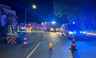 Die Bahnhofstraße in Warburg wurde von der Feuerwehr für den Einsatz gesperrt. - FFW Warburg