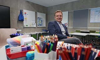 Dieter Hinzmann im neuen Klassenzimmer der I-Männchen, die hier am Montag einziehen sollen. - Jörg Stuke