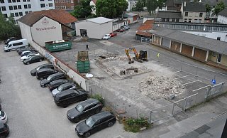 Neben dem Schüttflix-Parkplatz (l.) stehen ein Hagedorn-Bagger und zwei Mulden. Die Firma führt einen Auftrag aus. - Ludger Osterkamp