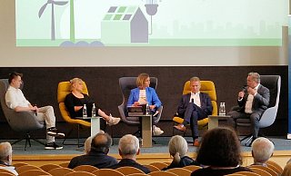 Fabian Stoffel (v.l.), Greta Heineking, Moderatorin Julia Ures, Jürgen Noch und Tim Kähler diskutieren über die Energiewende. - Vahit Uyar