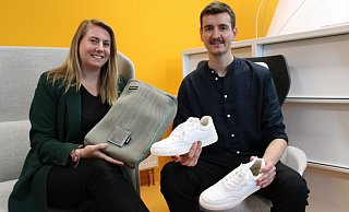 „Sneaker Wash“ ist ein hundertprozentiges Miele-Start-up, tritt aber eigenständig am Markt auf. Zum Team gehören sowohl Mitarbeiter, die weiterhin bei Miele arbeiten (wie Franziska Buth) und Mitarbeiter von der Pioneering GmbH (wie Tobias Meyer). - Sneaker Wash