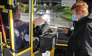 Karola Klaus löst bei Joachim Snethlage ihre Fahrkarte. Sie war der erste Fahrgast im Bürgerbus nach der Corona-Pause. - Klaus Frensing (Archiv)