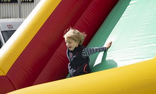 Frieda Klapper rutscht die Rutsche vom Spielmobil runter - Joel Beinke