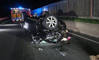 Das Vorderrad mit Teilen der Achse wurde durch den Aufprall herausgerissen. - Feuerwehr Paderborn