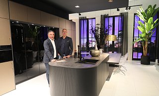 Roger Klinkenberg und Thorsten Gösling sind seit 2019 Geschäftsführer des Vlothoer Küchenmöbelherstellers Pronorm. Die organische Form der Kücheninsel wird von der Rillenfront in schwarzer Asteiche betont. - Frank-Michael Kiel-Steinkamp