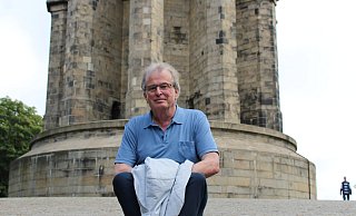 Der AfD-Abgeordnete Udo Hemmelgarn vor dem Hermannsdenkmal. Mit dem Ort verbindet der 62-Jährige viele familiäre Erinnerungen. - Philipp Kersten